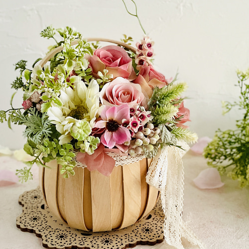 ピンクローズの可愛いフラワーアレンジ ナチュラル かご ガーベラ
