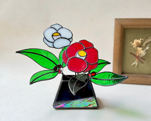 中国、ステンドグラス、花模様の緑色盃 紅白のめでたい椿、千両、冬の花、冬の彩り♢、ステンドグラス、ガラス