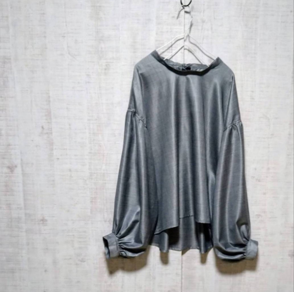 カシミヤ✖シルク　ギャザーお袖のブラウス　グレーストライプ