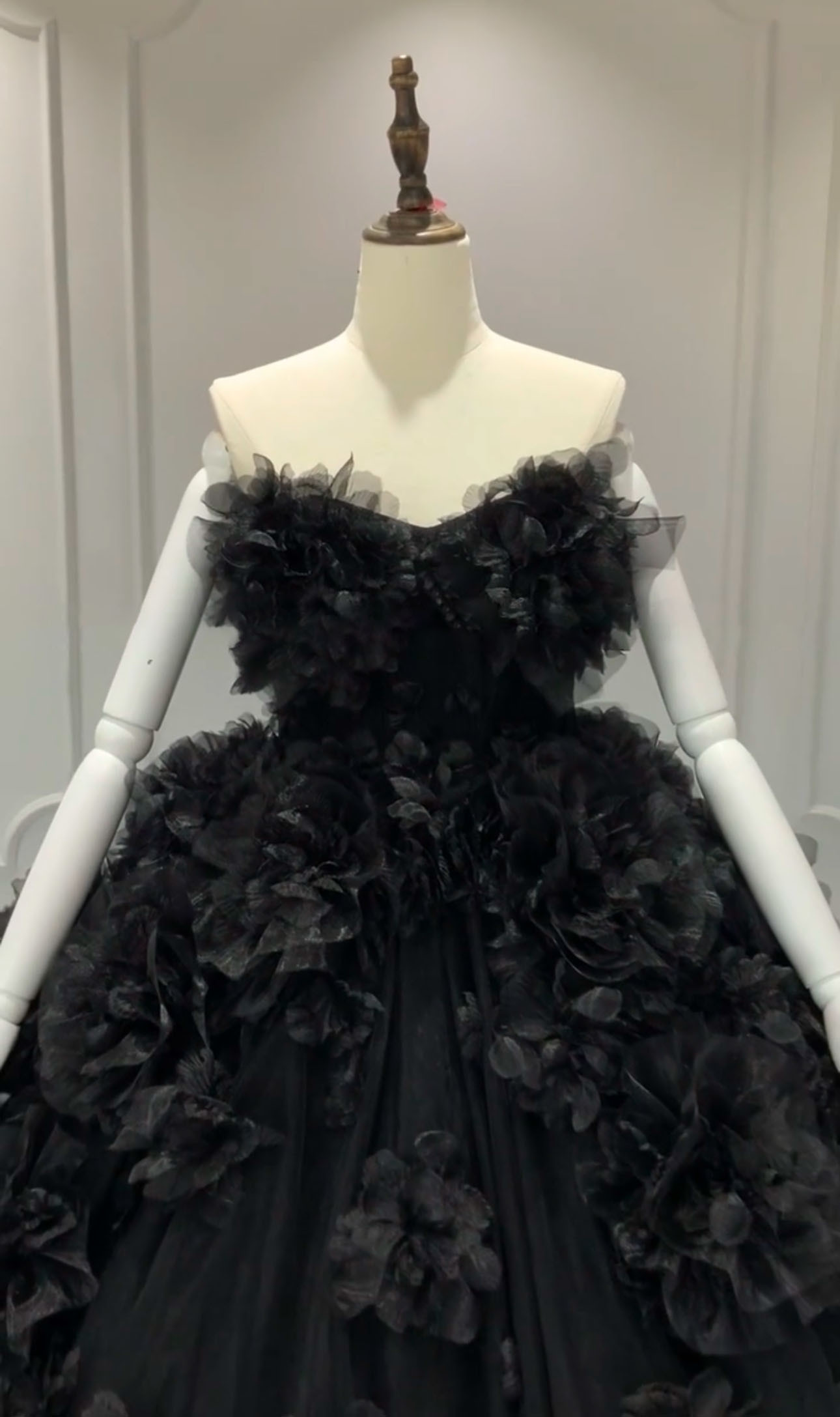 カッコイイカラードレス　ブラック　お花飾り　チューブトップ　エレガント　フレアスカート　プリンセスライン　トレーン結婚式