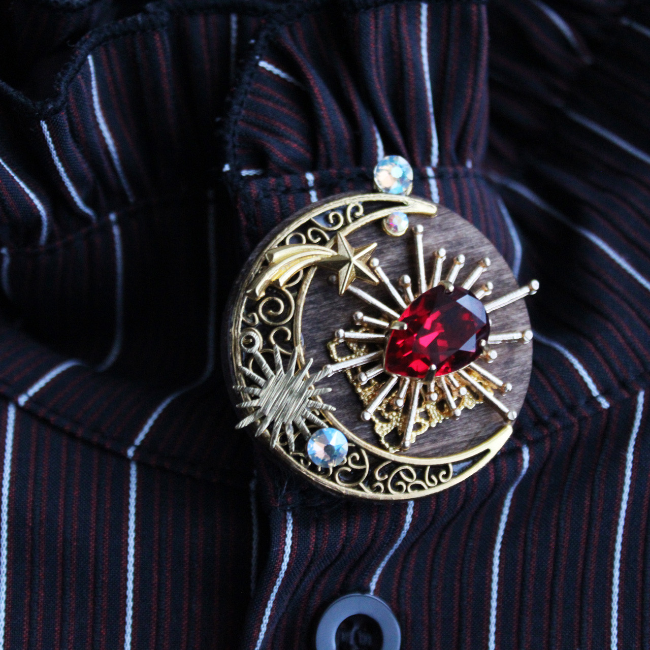 燦耀のブローチ Ver.3 全５色（金古美）一点もの【高級クリスタル使用】三日月 星 天体