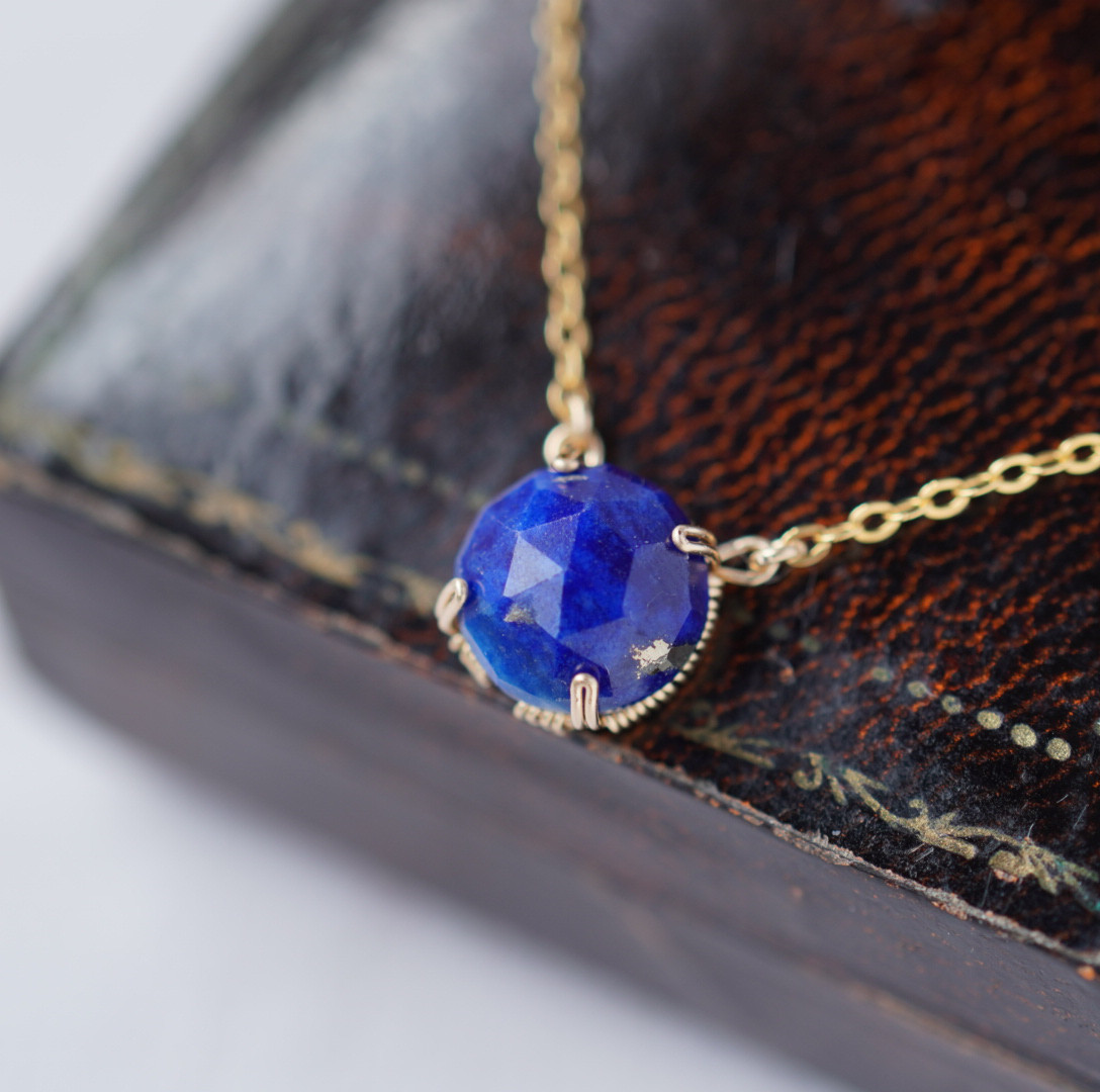 日常に馴染むシンプルデザイン 本物志向の天然石ネックレス ラピスラズリの両吊りネックレス