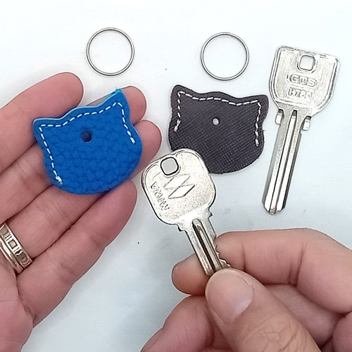 猫ネコ好きの方へ本革レザーキーカバーブルー＆ダークブラウン牛革キー