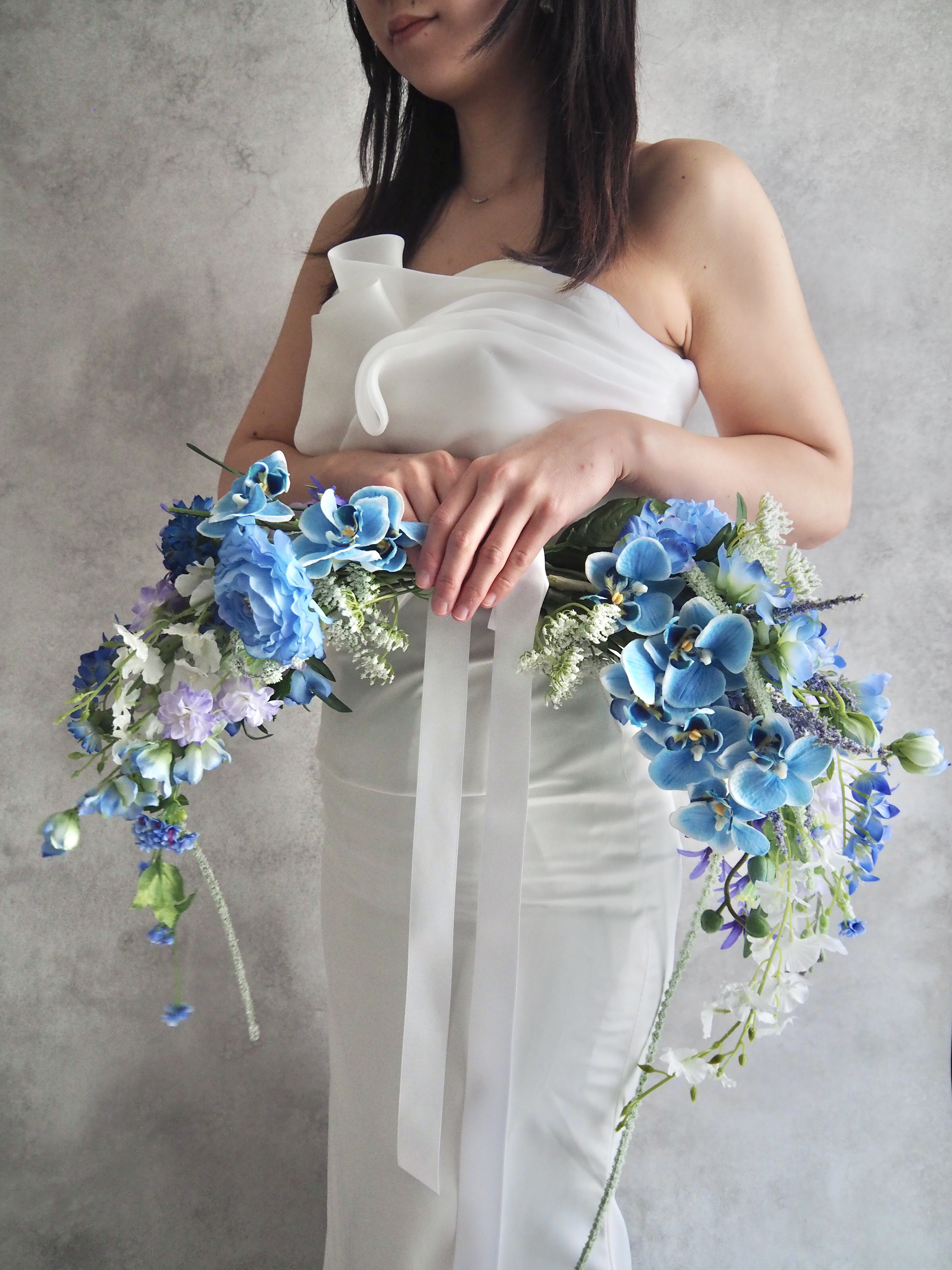 他人と被らないブルーのバレリーナブーケ｜コチョウランやナチュラルな花で和装にもおすすめ｜ガーデンウェディングにも似合う