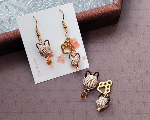 NO.196 ピアス　イヤリング　チャーム　じゃれ猫　クリスマスオリジナルビーズ NO.196 ピアス イヤリング チャーム じゃれ猫 クリスマスオリジナル