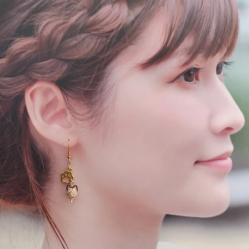 水引 シャム猫と肉球チャーム アシンメトリーのピアス イヤリング 和風