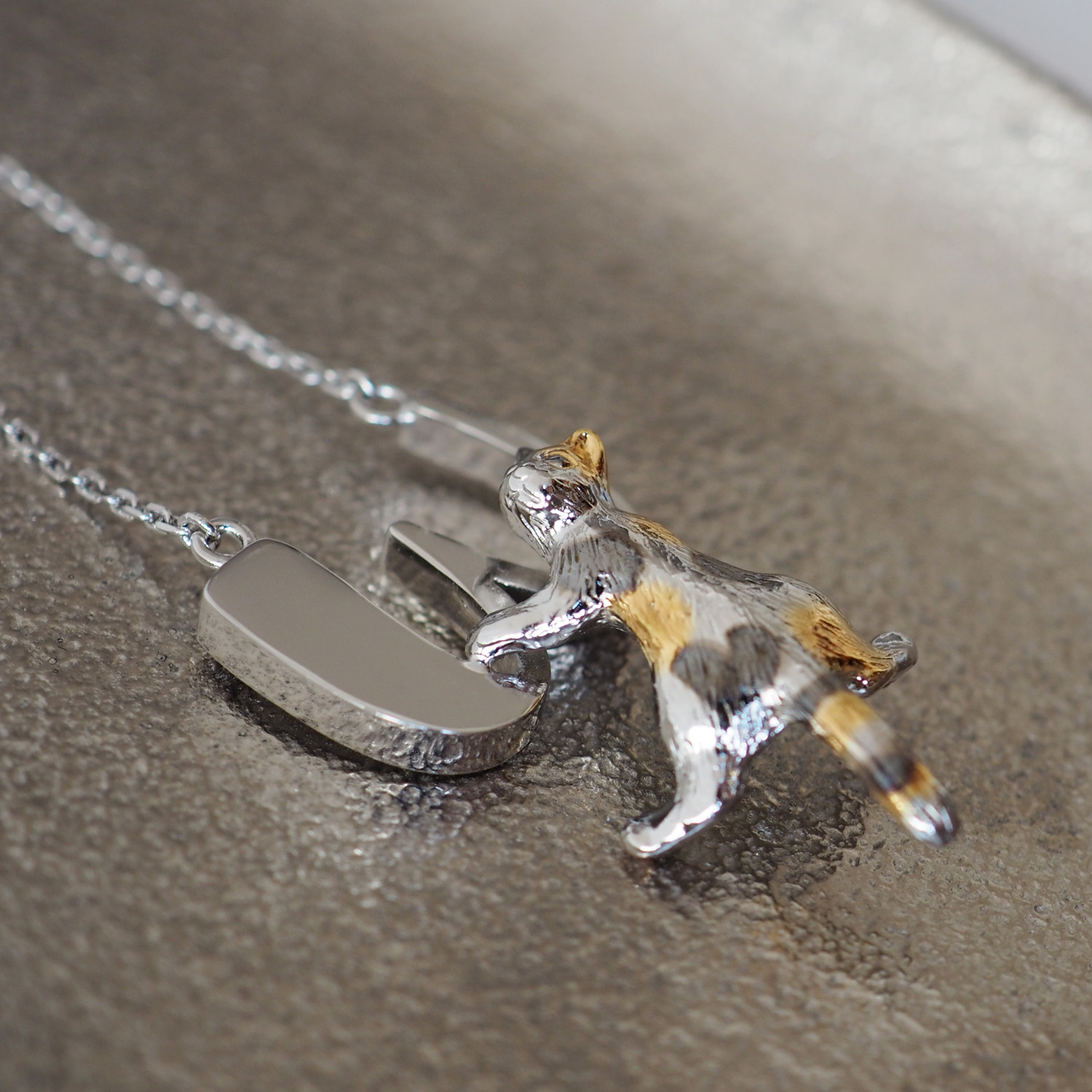 ふりむき三毛猫のイニシャルSilverペンダントW