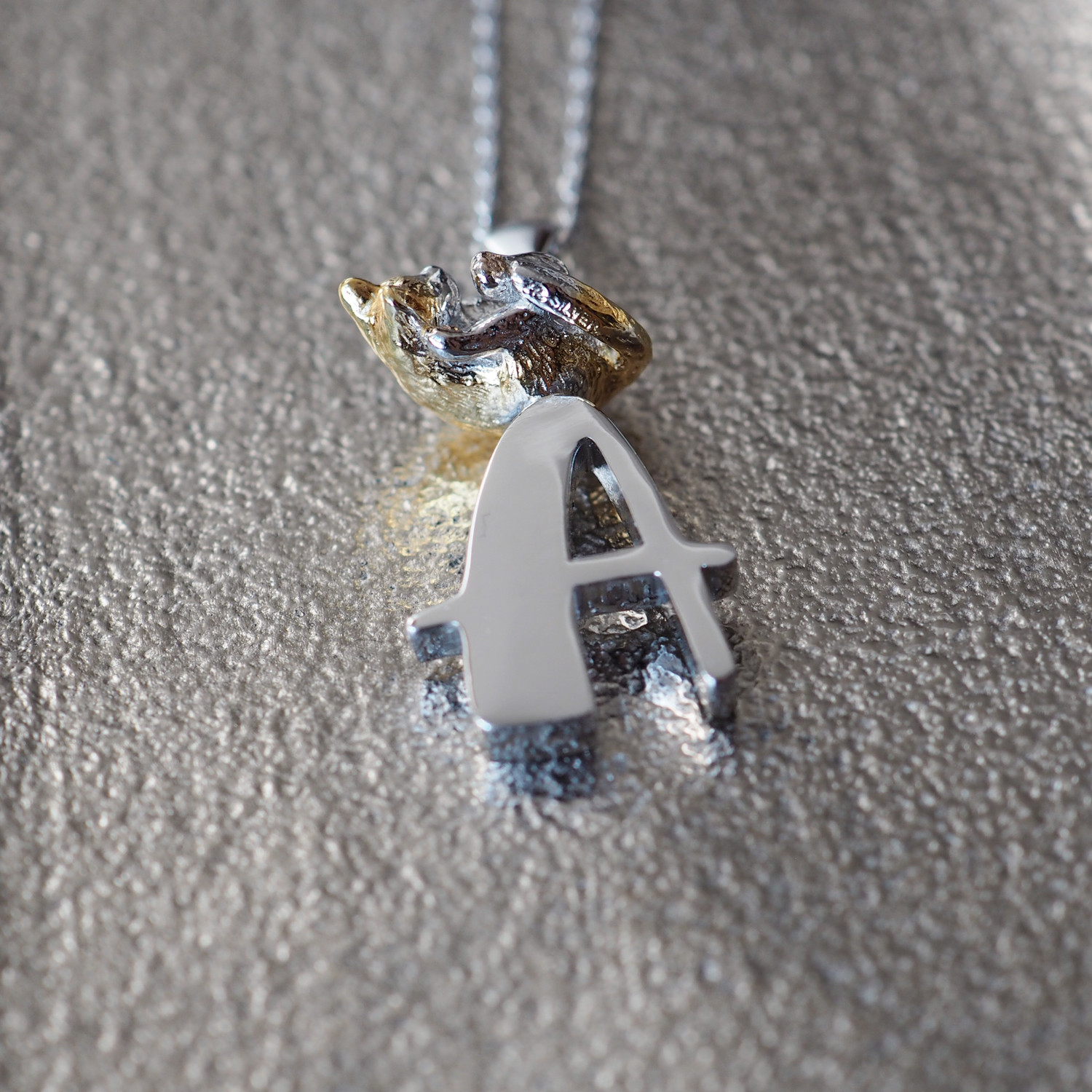 眠り茶白猫のイニシャルSilverペンダントA