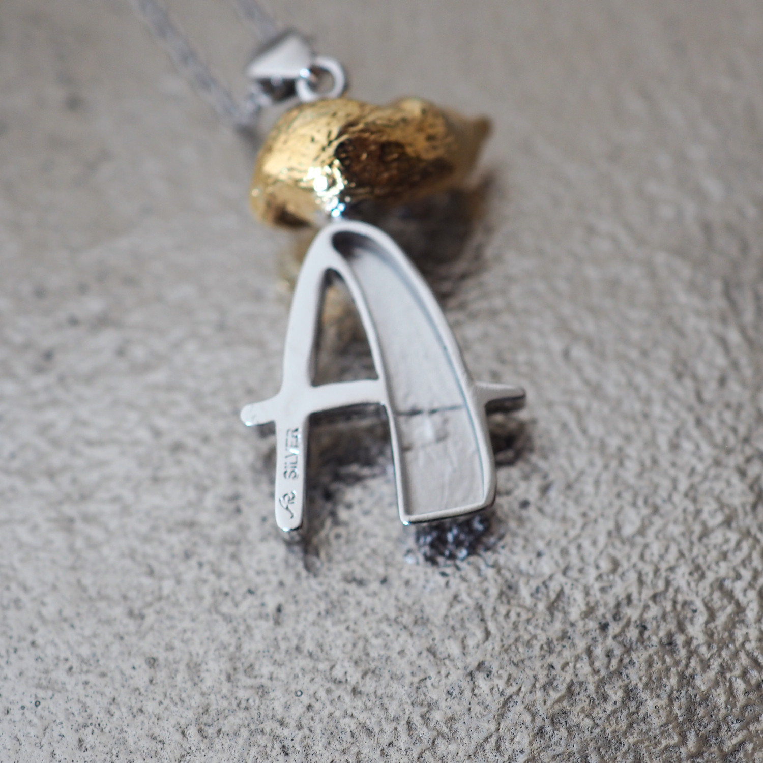 眠り茶白猫のイニシャルSilverペンダントA