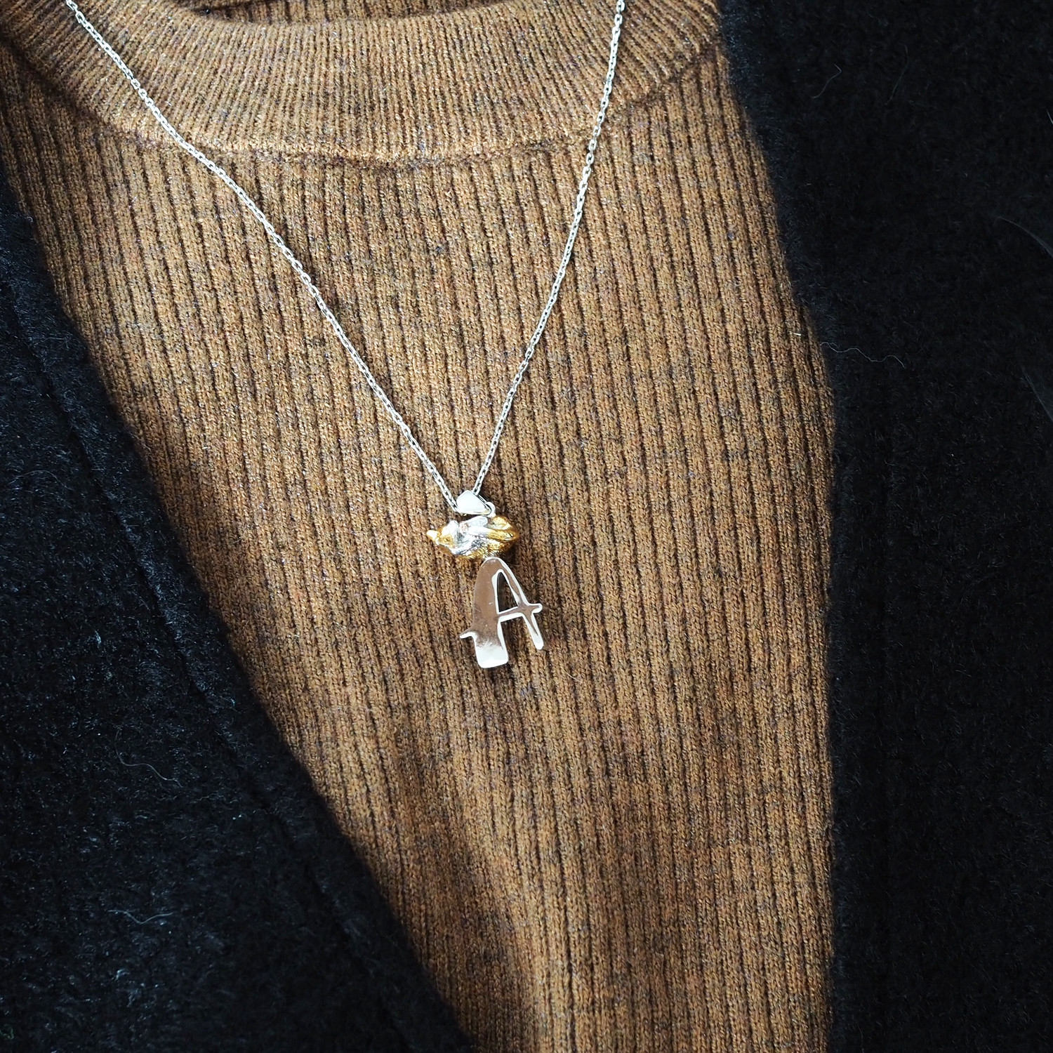 眠り茶白猫のイニシャルSilverペンダントA