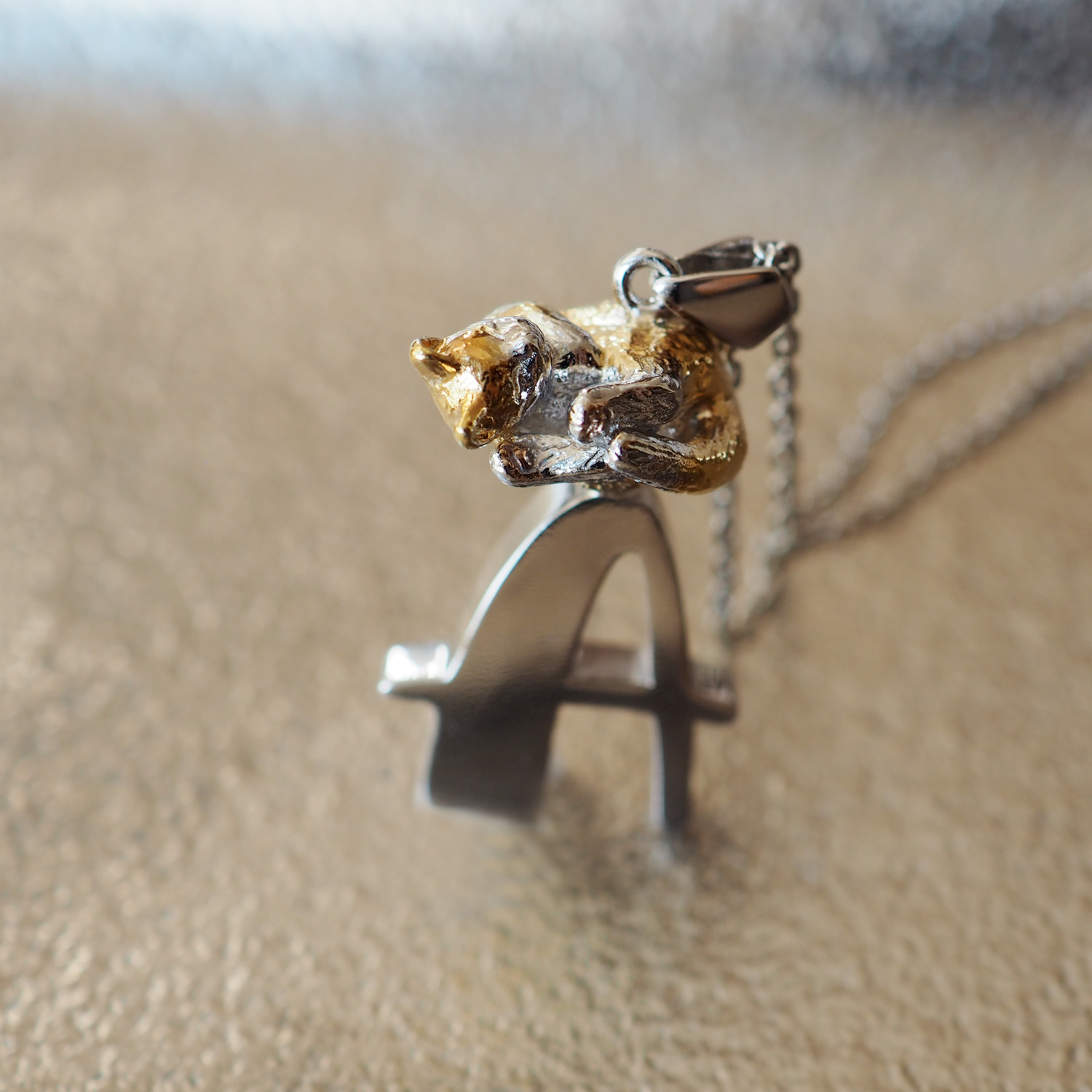 眠り茶白猫のイニシャルSilverペンダントA