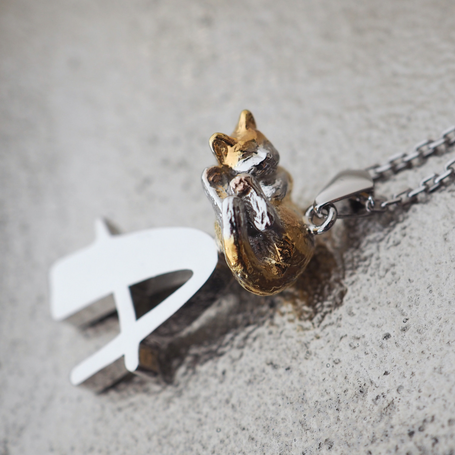 眠り茶白猫のイニシャルSilverペンダントA