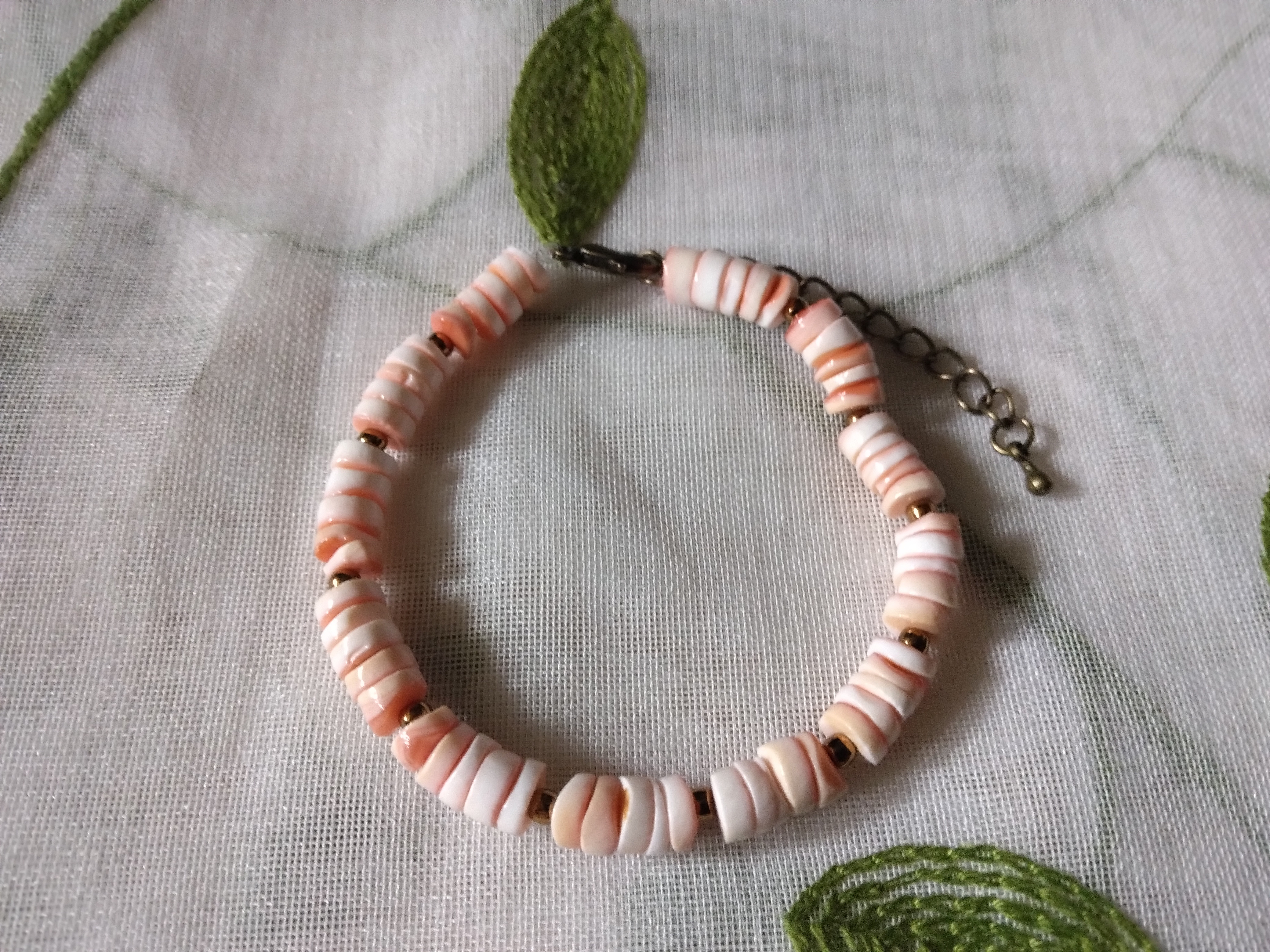 桃色の貝殻ビーズのブレスレット 4,150円