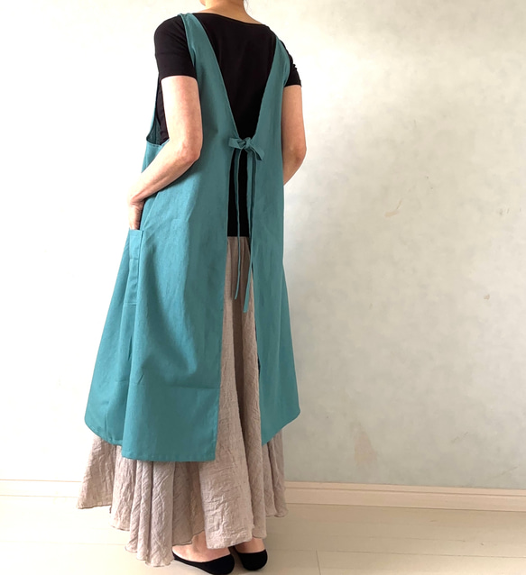 艶やかブルーグリーン✴︎そのままお出かけOK！ワンピース仕立ての2wayエプロン 7枚目の画像
