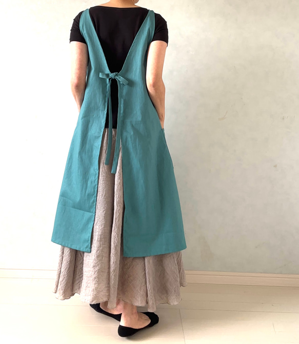 艶やかブルーグリーン✴︎そのままお出かけOK！ワンピース仕立ての2wayエプロン 6枚目の画像