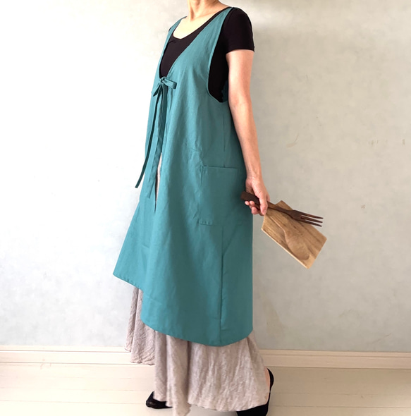艶やかブルーグリーン✴︎そのままお出かけOK！ワンピース仕立ての2wayエプロン 2枚目の画像