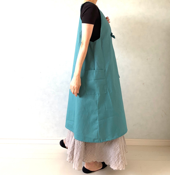 艶やかブルーグリーン✴︎そのままお出かけOK！ワンピース仕立ての2wayエプロン 10枚目の画像
