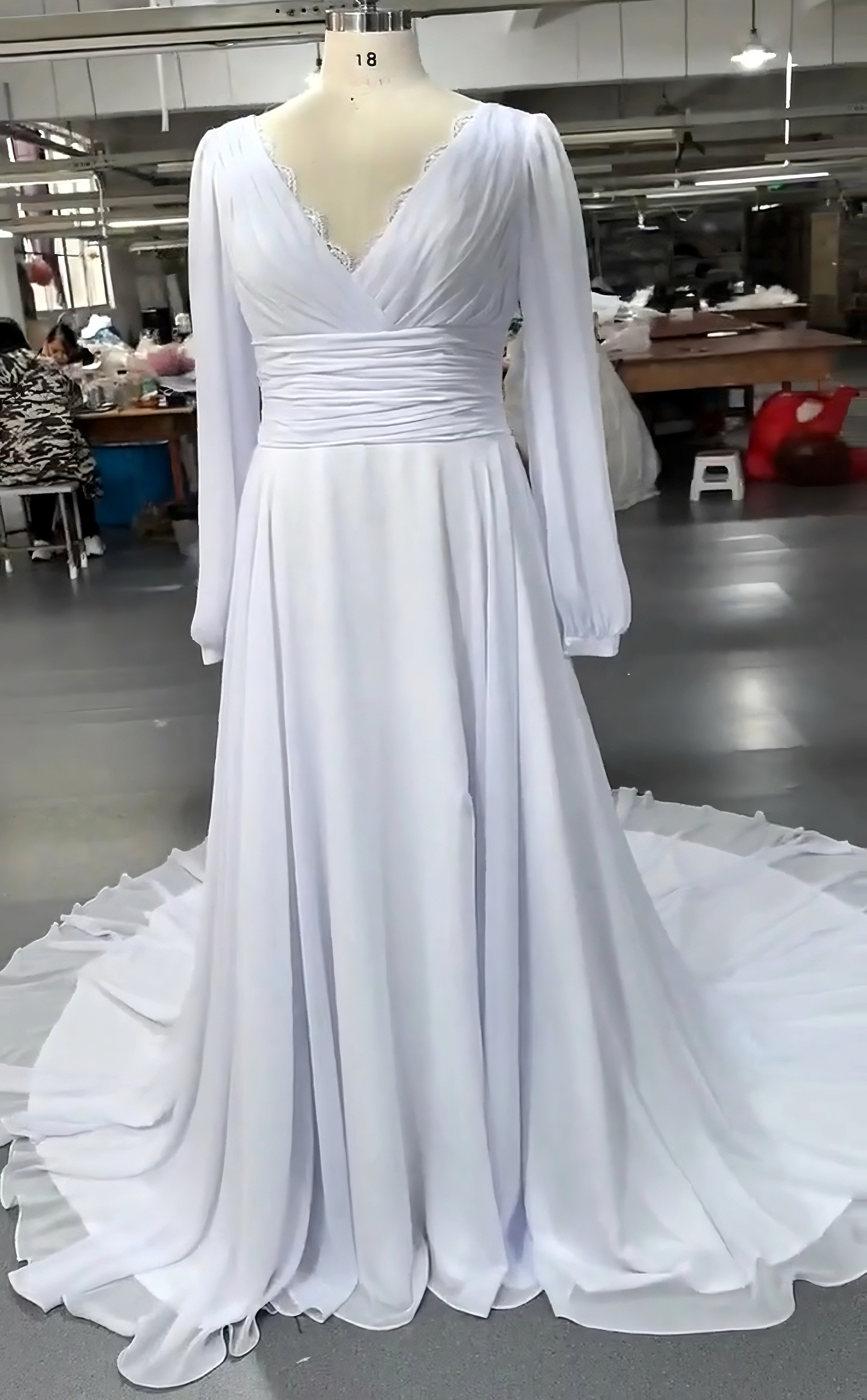 純白　vネック　マタニティー対応可能　シースルー　ファスナー　痩せて見える二次会ドレス　トレーン　シンプル　上品　披露宴