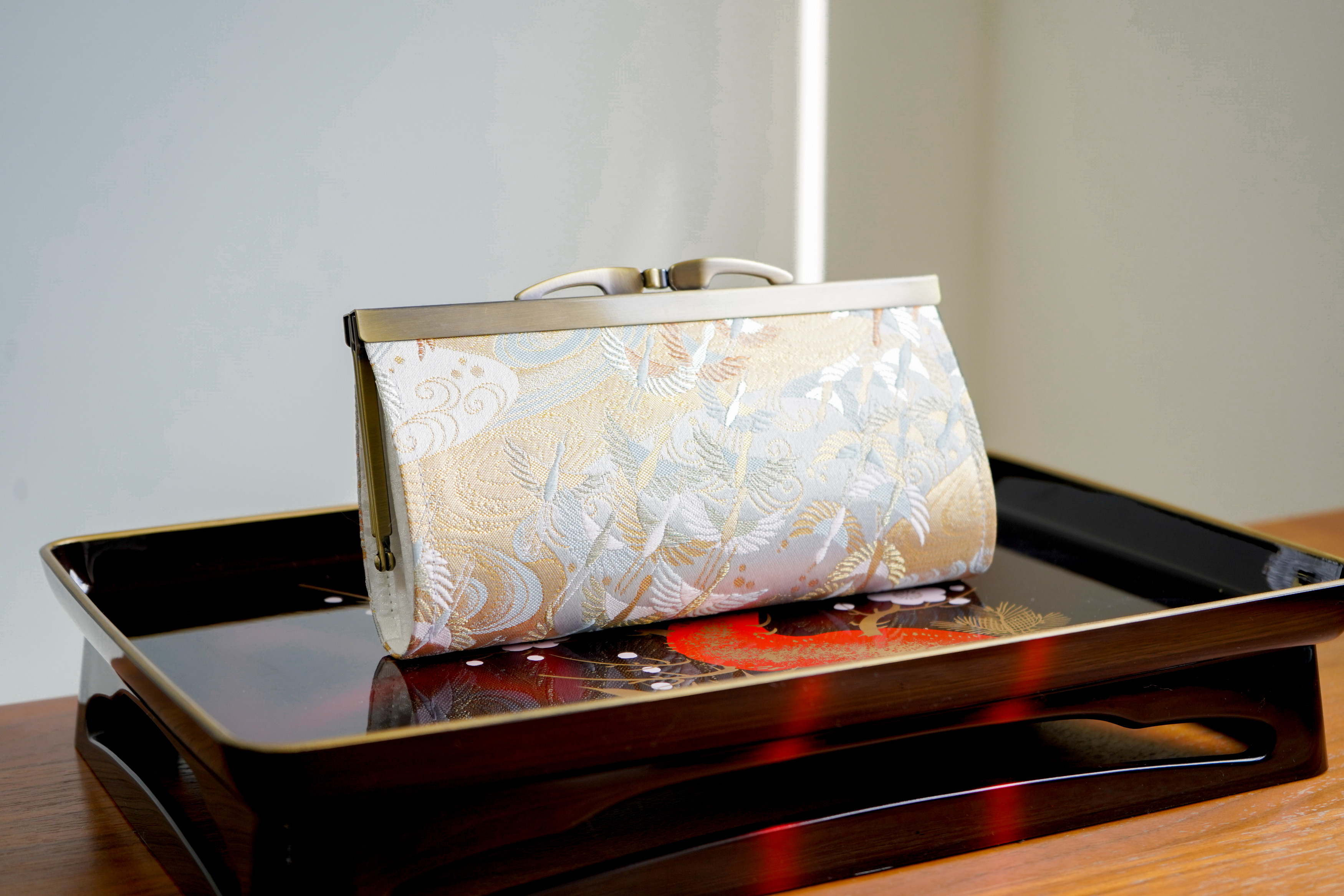 鶴と流線模様が舞う金襴織物で中型長財布＊優美で穏やかな美＊ホワイト・白