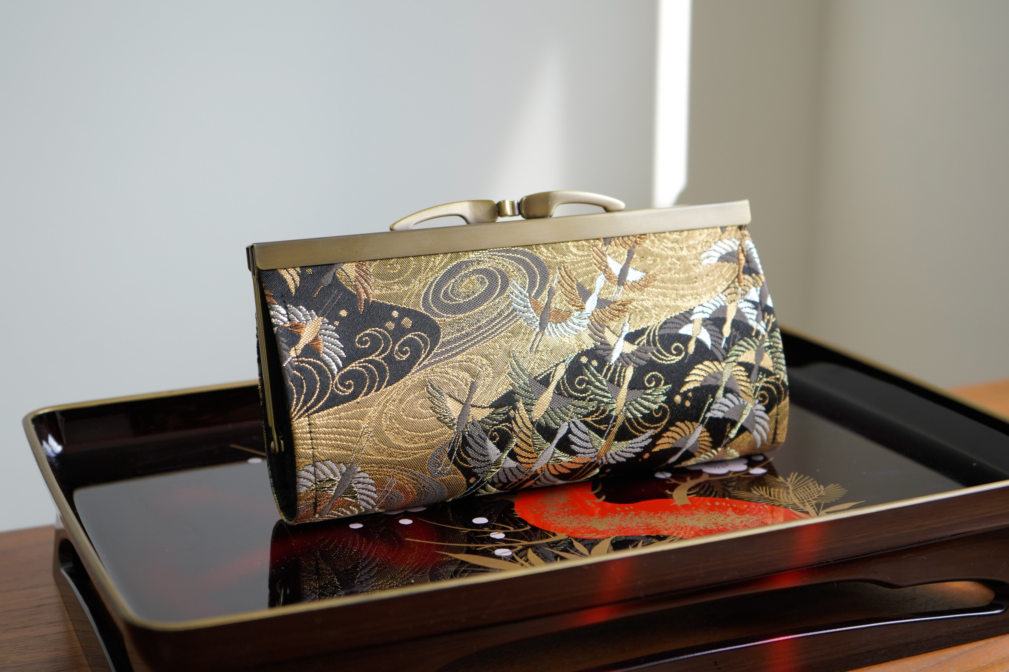 鶴と流線模様が舞う金襴織物で中型長財布＊力強く幻想的な美＊ブラック・黒