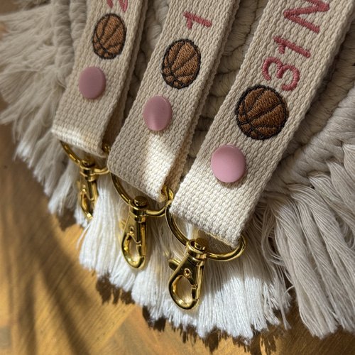 バレーボール　マスコット　ネーム刺繍　24個 Amazon.co.jp: バレーボール マスコット ネーム刺繍 お守り 必勝