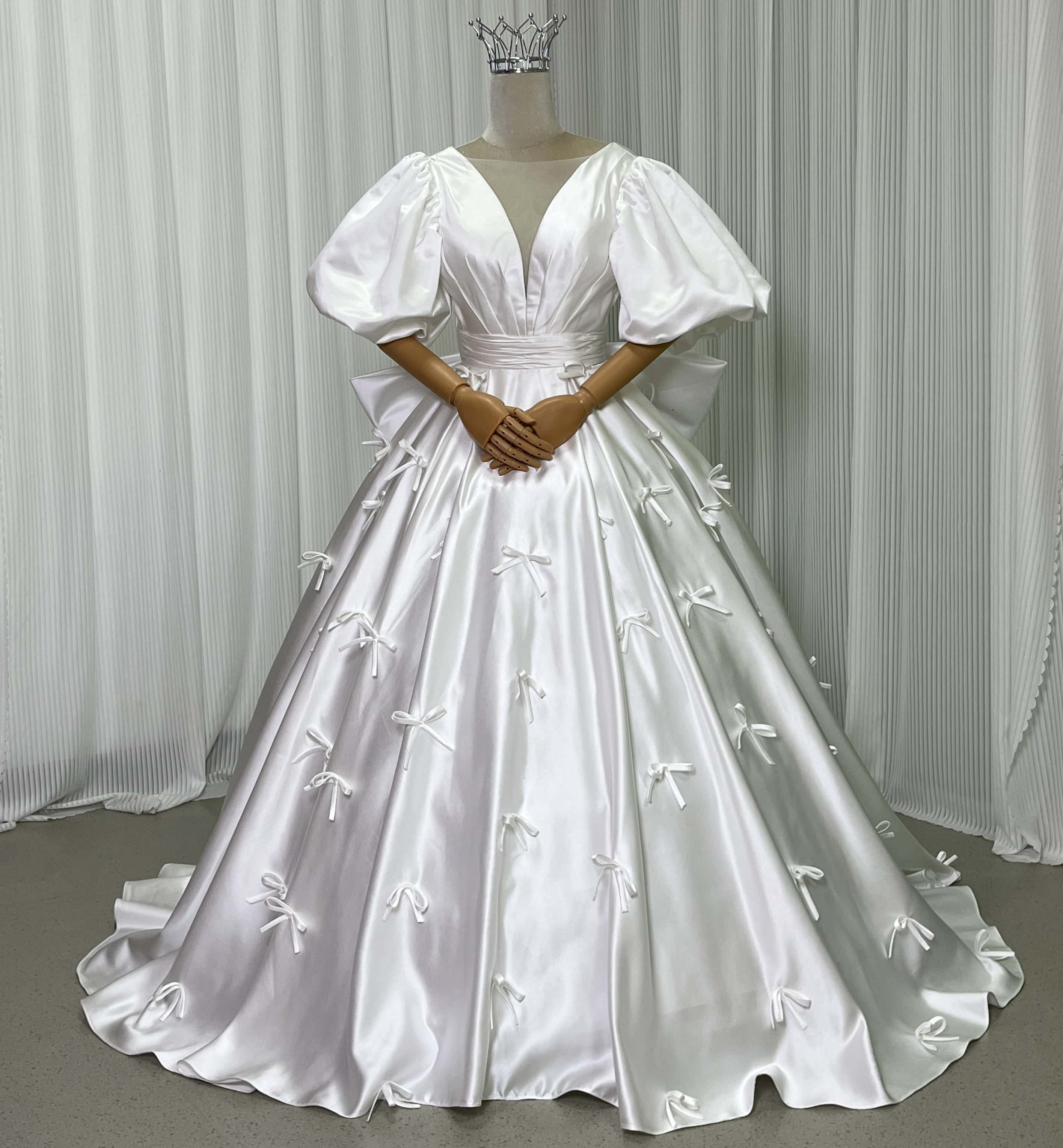 送料無料！ウェディングドレス パフスリーブ ふっくら柔らかなバックリボン Vネック リボン バックレス 披露宴/結婚式