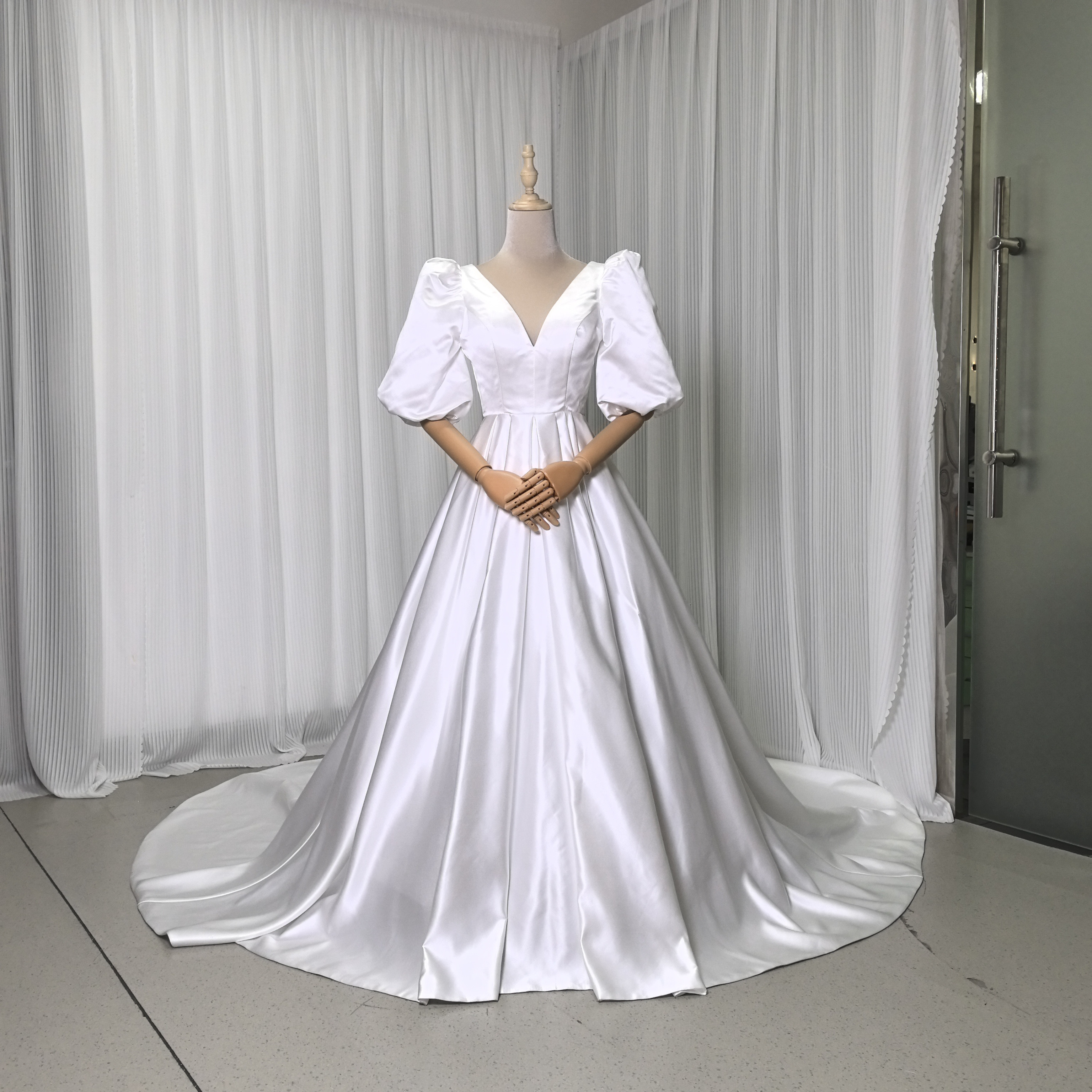 送料無料！ウェディングドレス スレンダーライン Vネックドレス 姫袖 バックレス 光沢サテン 結婚式 花嫁