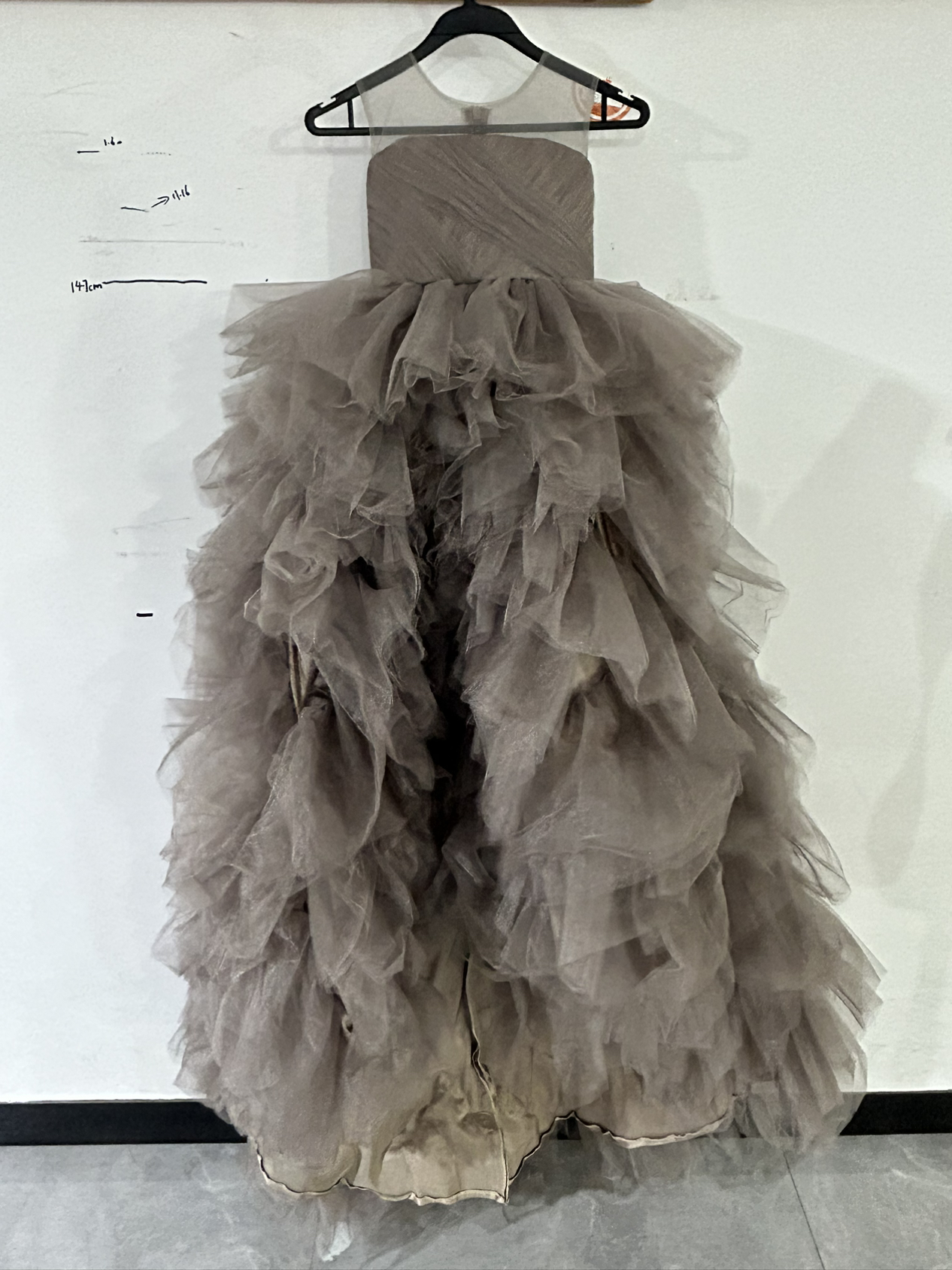 フランス風 カラードレス ラウンドネック ブラウン オリジナルドレス ラウンドネック ラッフルフリル