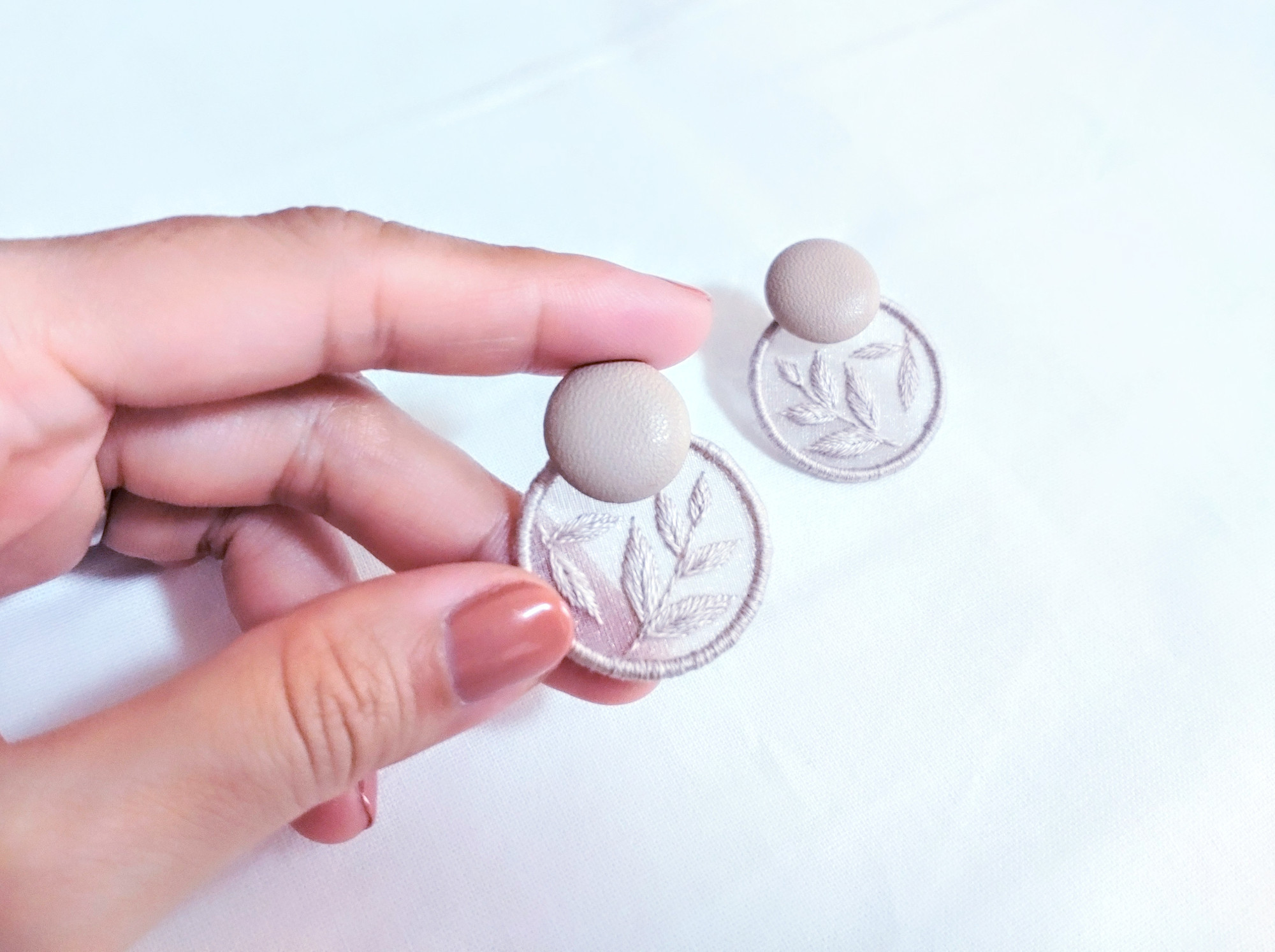 【金具ステンレス対応】ワントーンカラーリーフ刺繍ピアス・イヤリング　グレージュ