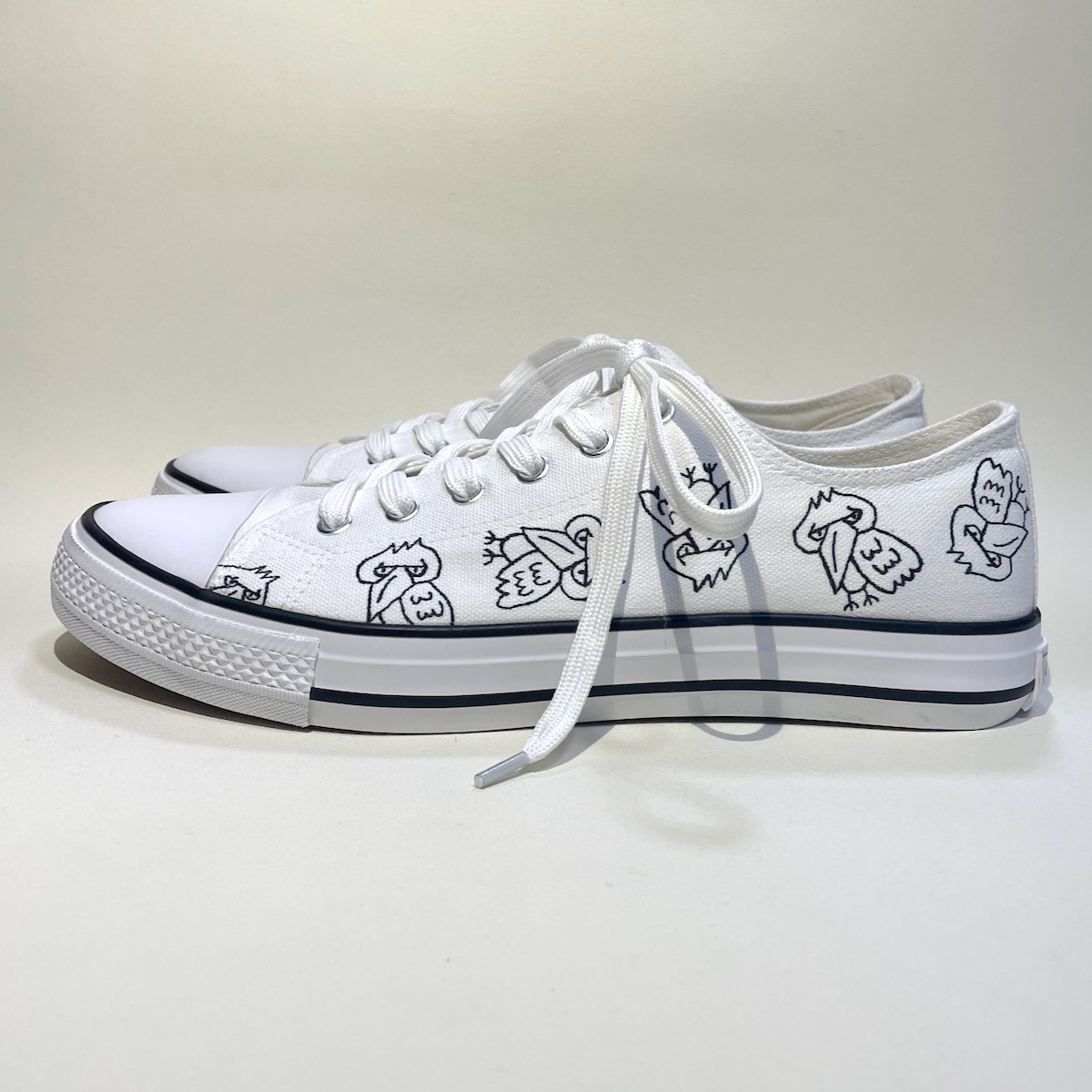 ゆるくて可愛い！手描きハシビロコウのローカットスニーカー (22.0cm〜30.0cm) ユニセックス
