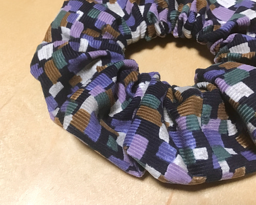 在庫あり☆レトロタイル柄シュシュ☆ネイビー 青紫緑 モザイク