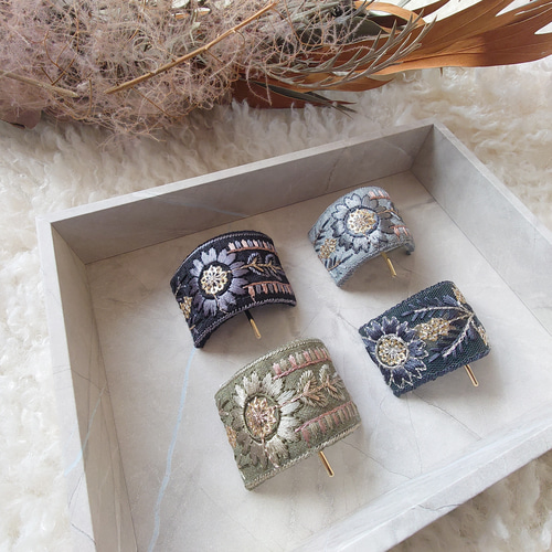 no.81 刺繍リボンとボタンカボションの華やかポニーフック2点セット✩.*˚ インド刺繍リボンのポニーフック PB ポニーフック・ヘアカフス bijou