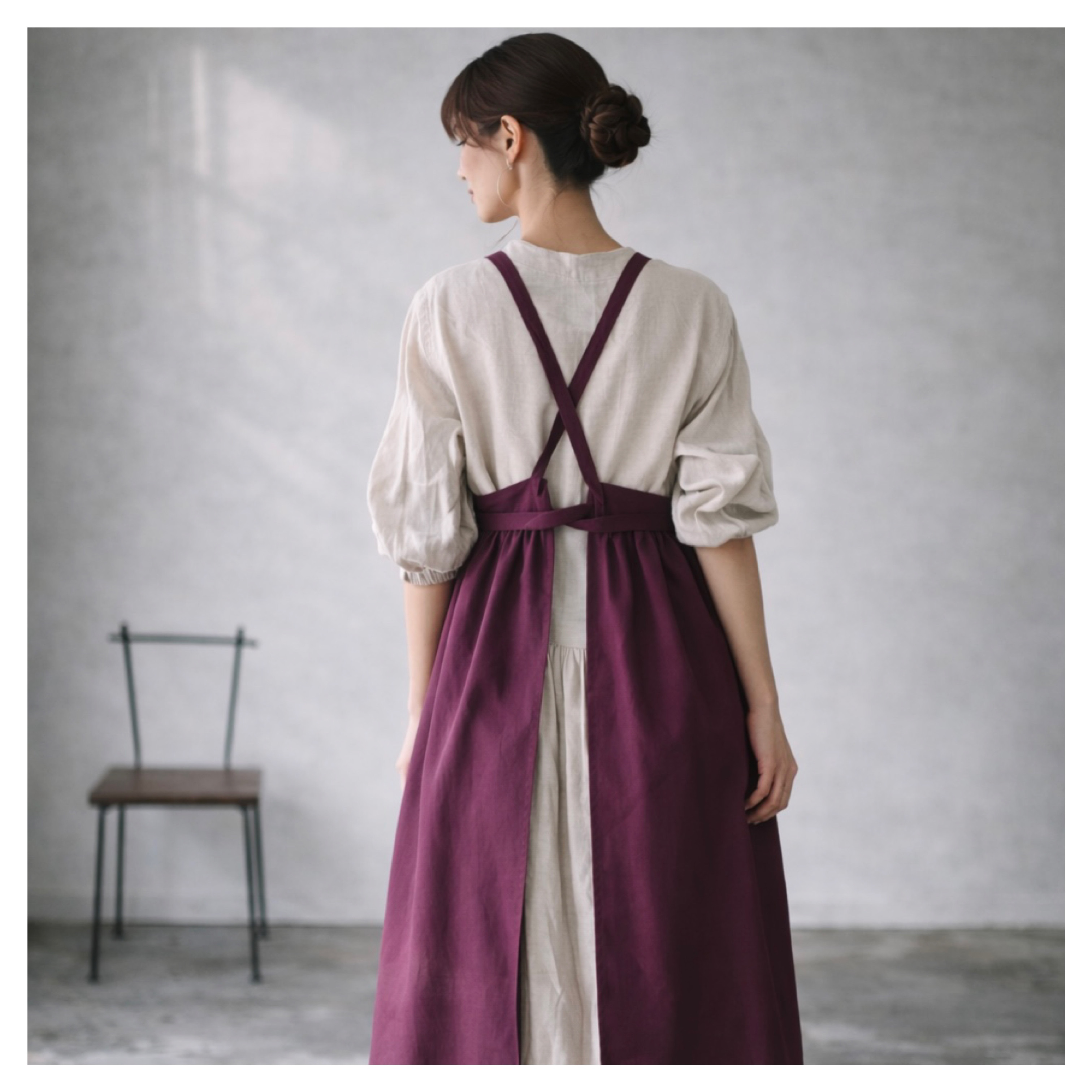 リネンエプロン／おうち時間もお洒落に過ごす、しっかりハリのあるコットンリネンギャザーエプロン／ボルドー