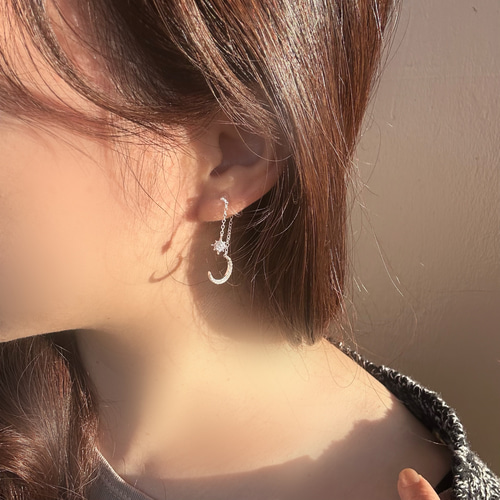 S925製◇ 月と星のチェーンイヤリング 月 星 ビジュー チェーン