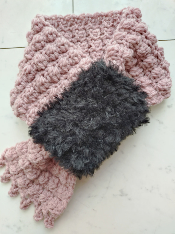 マフラー ファー くすみ ピンク 黒 ブラック 模様編み 柄編み 編み