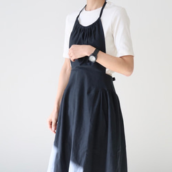一味違うお洒落リネンエプロン／柔らかなハーフリネンで魅せる、サイドギャザーデザインエプロン／ブラック 1枚目の画像