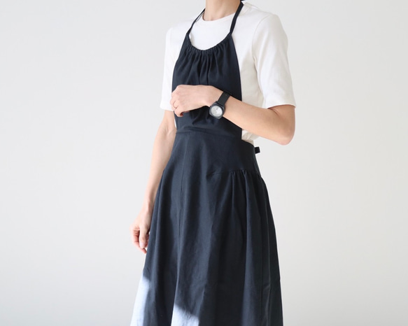 一味違うお洒落リネンエプロン／柔らかなハーフリネンで魅せる、サイドギャザーデザインエプロン／ブラック 1枚目の画像