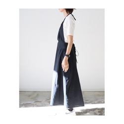 一味違うお洒落リネンエプロン／柔らかなハーフリネンで魅せる、サイドギャザーデザインエプロン／ブラック 6枚目の画像