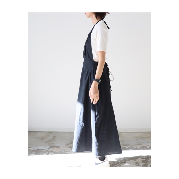 一味違うお洒落リネンエプロン／柔らかなハーフリネンで魅せる、サイドギャザーデザインエプロン／ブラック 6枚目の画像