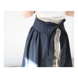 一味違うお洒落リネンエプロン／柔らかなハーフリネンで魅せる、サイドギャザーデザインエプロン／ブラック 10枚目の画像