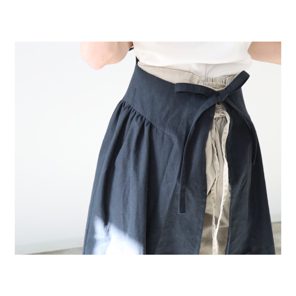 一味違うお洒落リネンエプロン／柔らかなハーフリネンで魅せる、サイドギャザーデザインエプロン／ブラック 10枚目の画像