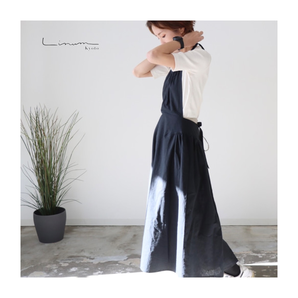 一味違うお洒落リネンエプロン／柔らかなハーフリネンで魅せる、サイドギャザーデザインエプロン／ブラック 3枚目の画像