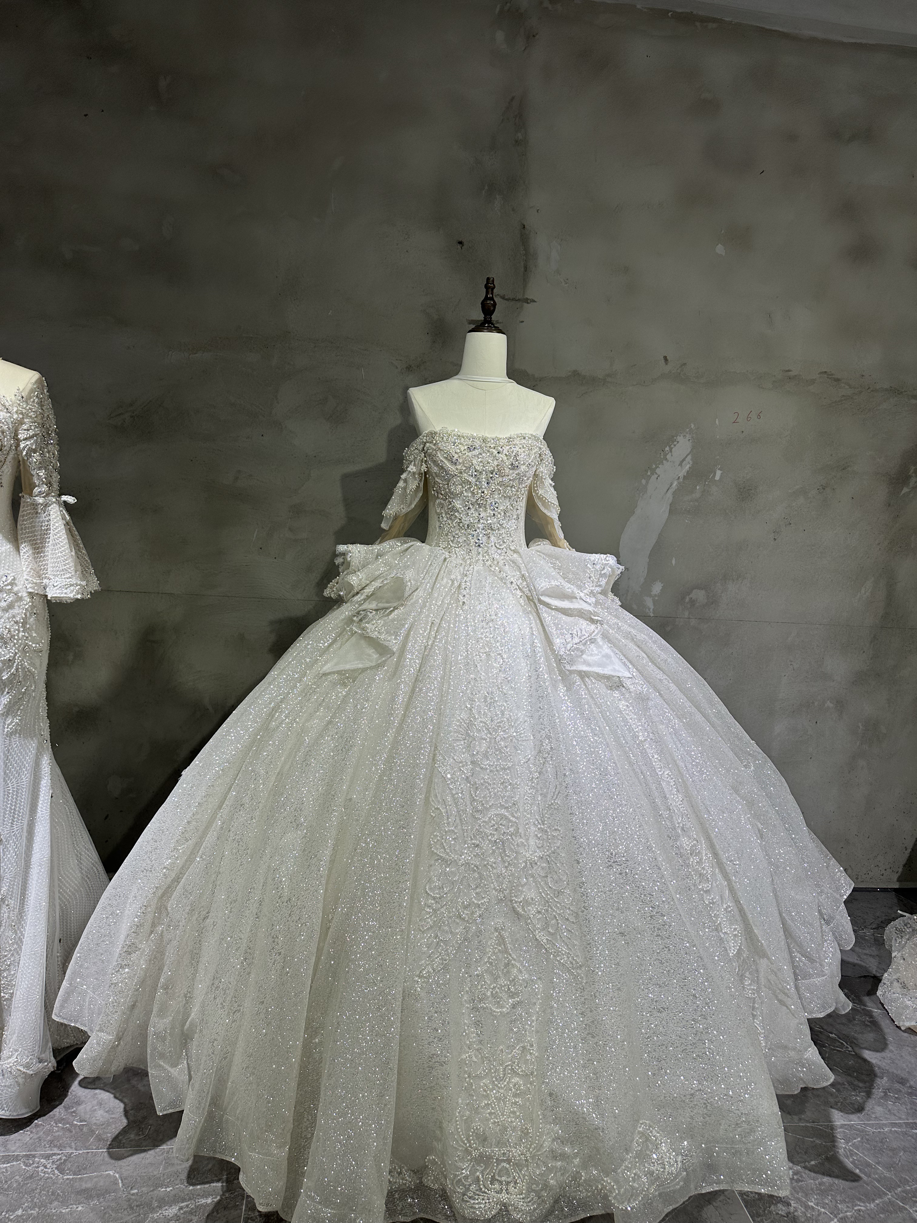 豪華ウェディングドレス！冬婚2025春婚秋婚　長袖　オフショルダー　ラッフルスカート華やかな引裾キラキラ　ラメ入りビジュ