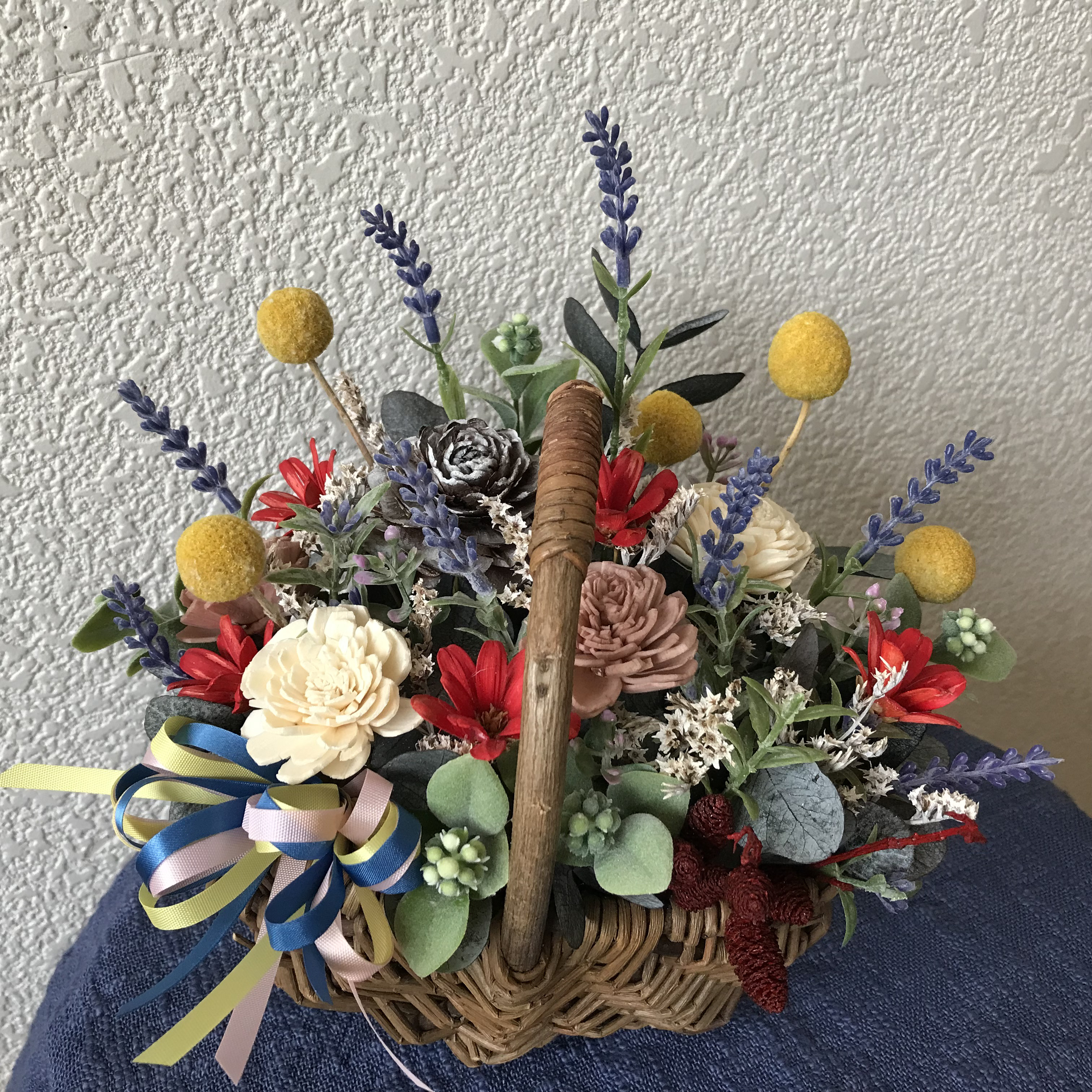 春先からのグラスペディアとラベンダーのバスケットアレンジ（受注制作）