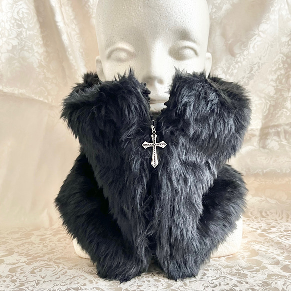 小顔効果も♪もふもふ♡黒羊のネックウォーマー 2枚目の画像