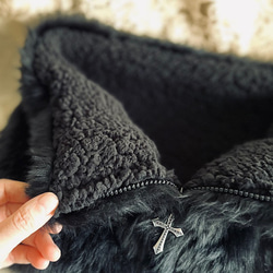 小顔効果も♪もふもふ♡黒羊のネックウォーマー 4枚目の画像