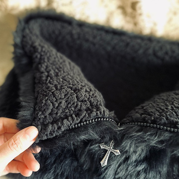 小顔効果も♪もふもふ♡黒羊のネックウォーマー 4枚目の画像