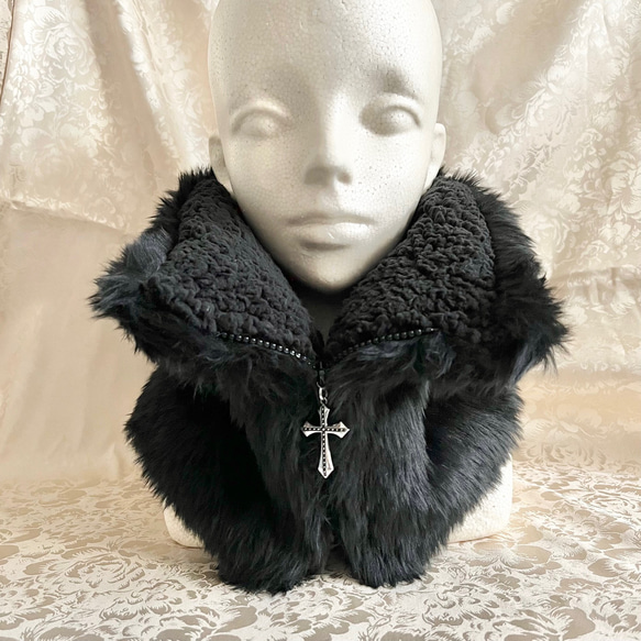 小顔効果も♪もふもふ♡黒羊のネックウォーマー 1枚目の画像