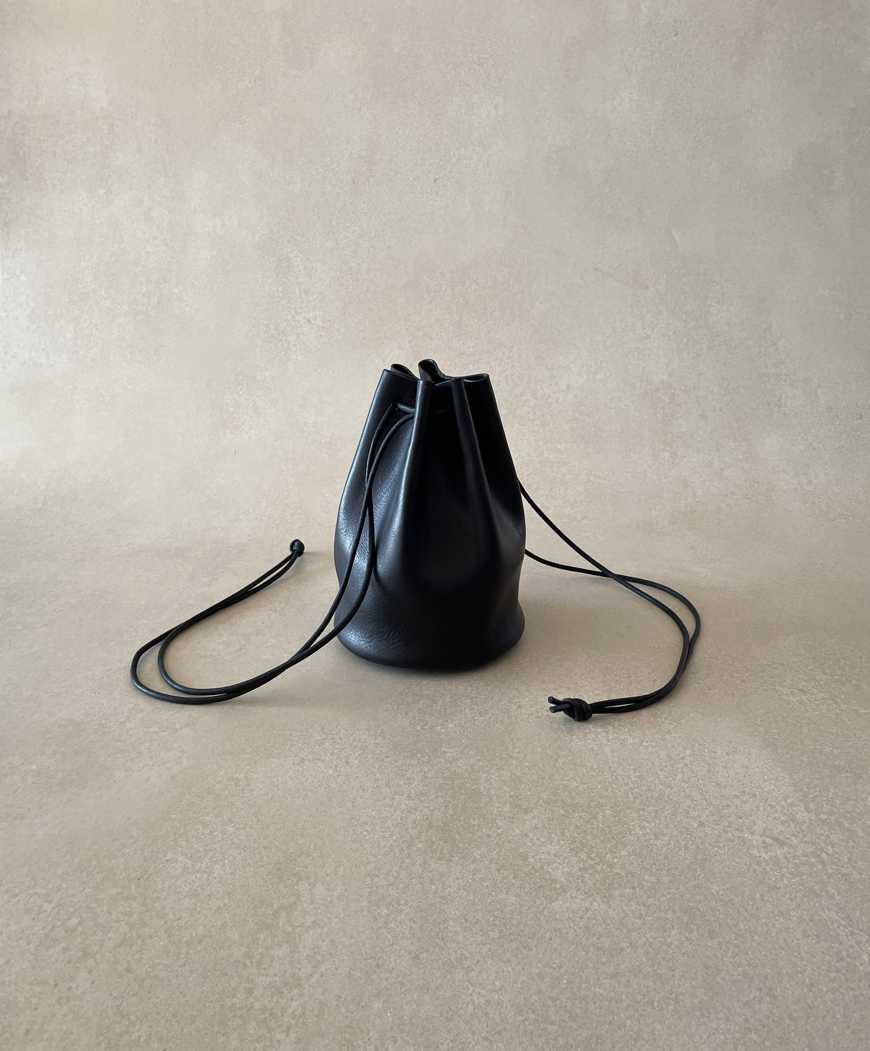 本革巾着バッグ　ブラック　イタリアンレザー　巾着