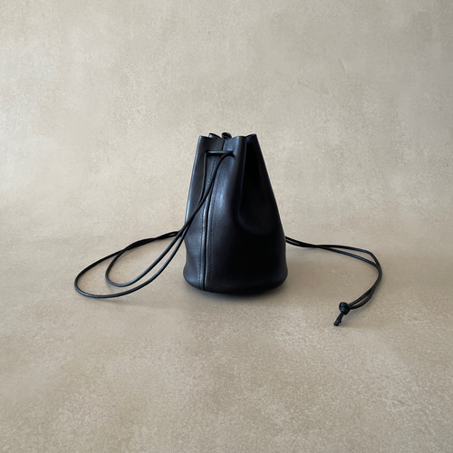 希少レア☆A.P.C本革レザー巾着ショルダーバッグ　ネイビー 希少レア☆A.P.C本革レザー巾着ショルダーバッグ ネイビー 希少レア